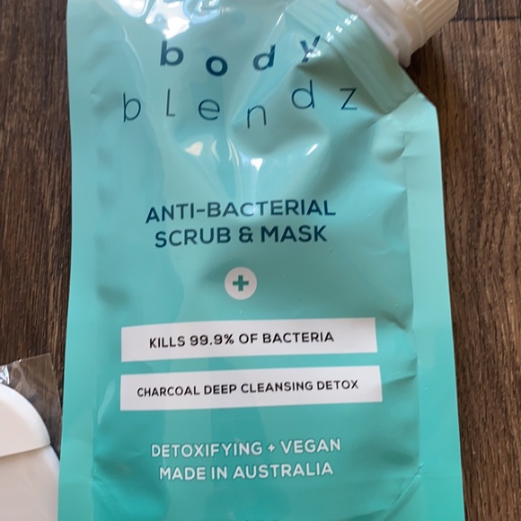 Body Blendz Mask with Brush - Picture 2 of 3